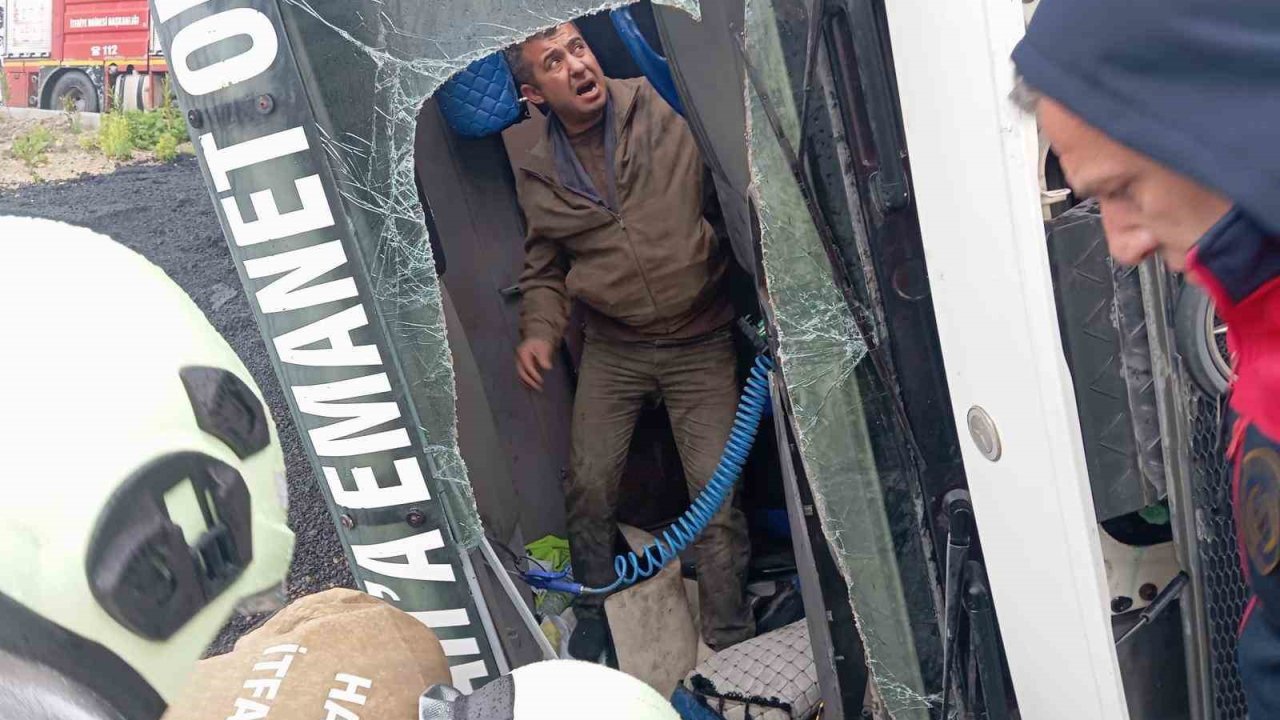 Samandağ’da devrilen tırın sürücüsü yaralandı