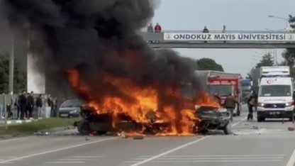 Samsun’da 5 araçlı zincirleme kaza: 3 otomobil alev alev yandı, 4 yaralı