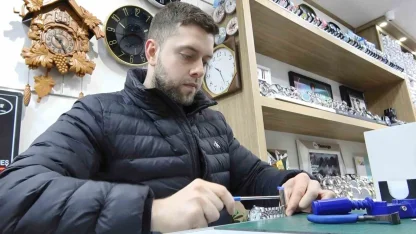 Samsun’un en genç saat tamircisi, zamana ayar veriyor