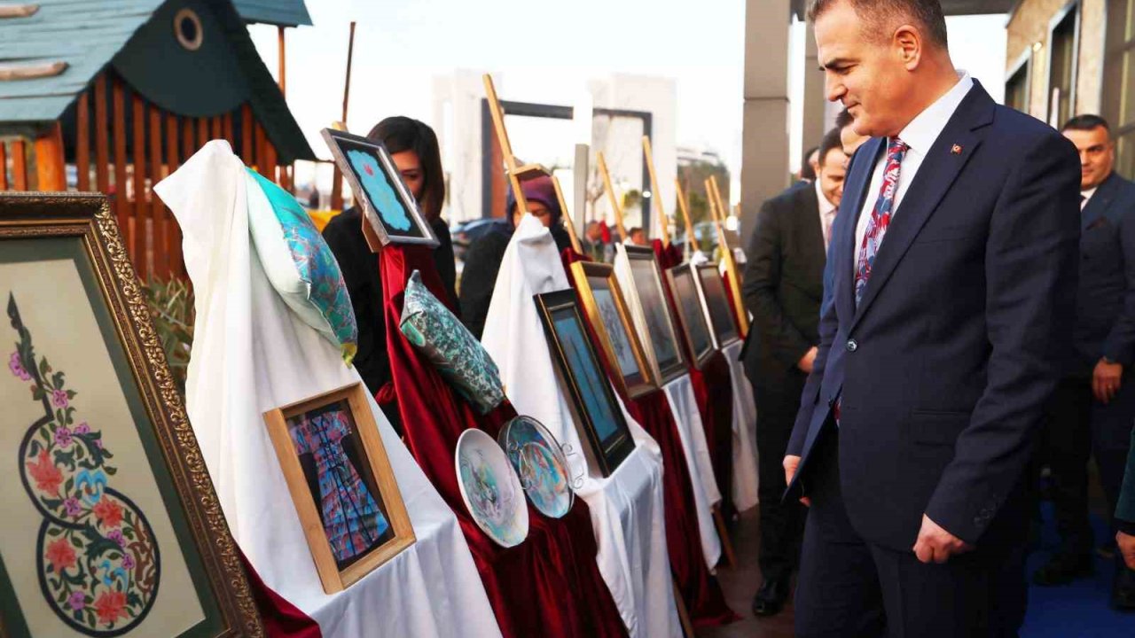 ‘Sanatın diliyle değerlerimiz, hat, tezhip, ebru’ sergisi açıldı