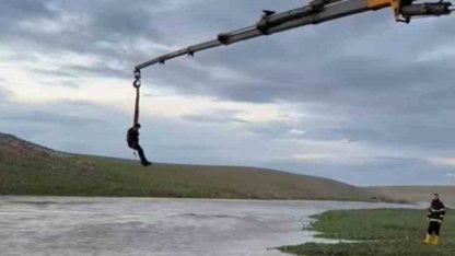 Şanlıurfa’da dere sularına kapılan traktör sürücüsü vinçle kurtarıldı