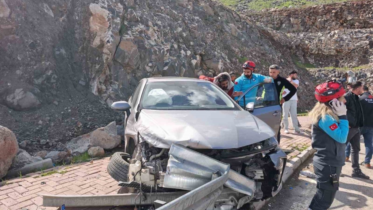 Şanlıurfa’da otomobil bariyerlere çarptı: 3 yaralı