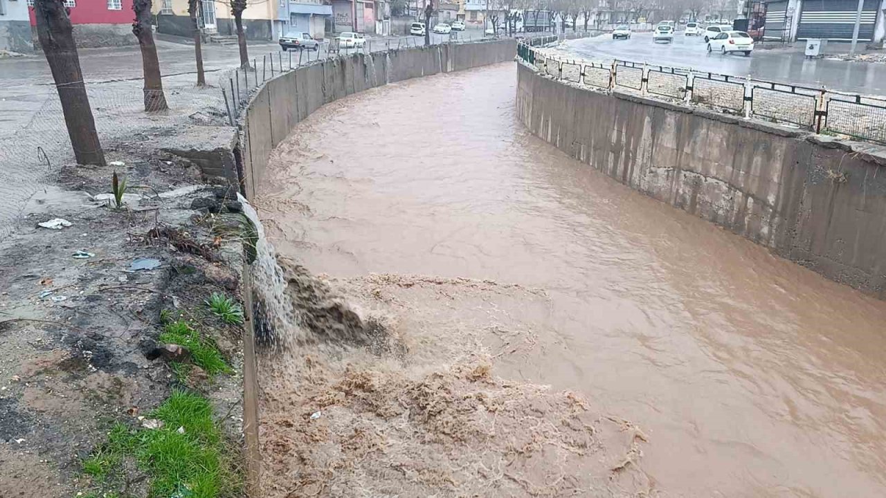 Şanlıurfa’da sağanak yağış cadde ve sokakları göle çevirdi