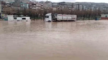 Şanlıurfa’da sağanak yağış sele dönüştü: Ev ve oteli su bastı
