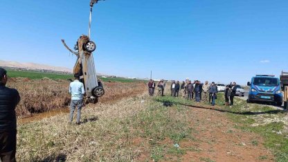 Şanlıurfa’da tahliye kanalına devrilen otomobilin sürücüsü yaralandı