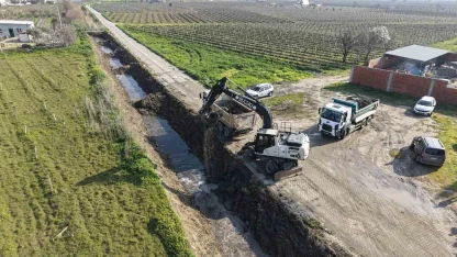 Saruhanlı’da dere temizliğiyle koku ve sinek sorunu bitecek