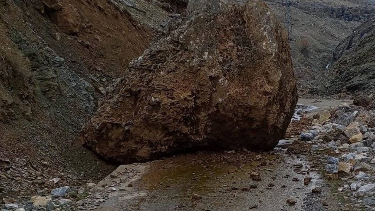 Sason’da yamaçtan düşen kaya, köy yolunu ulaşıma kapattı