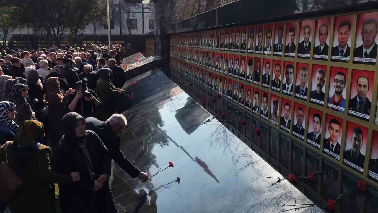 Şehit annelerinin evlat özlemi yürekleri dağladı: Fotoğraflarına bakıp dua ettiler