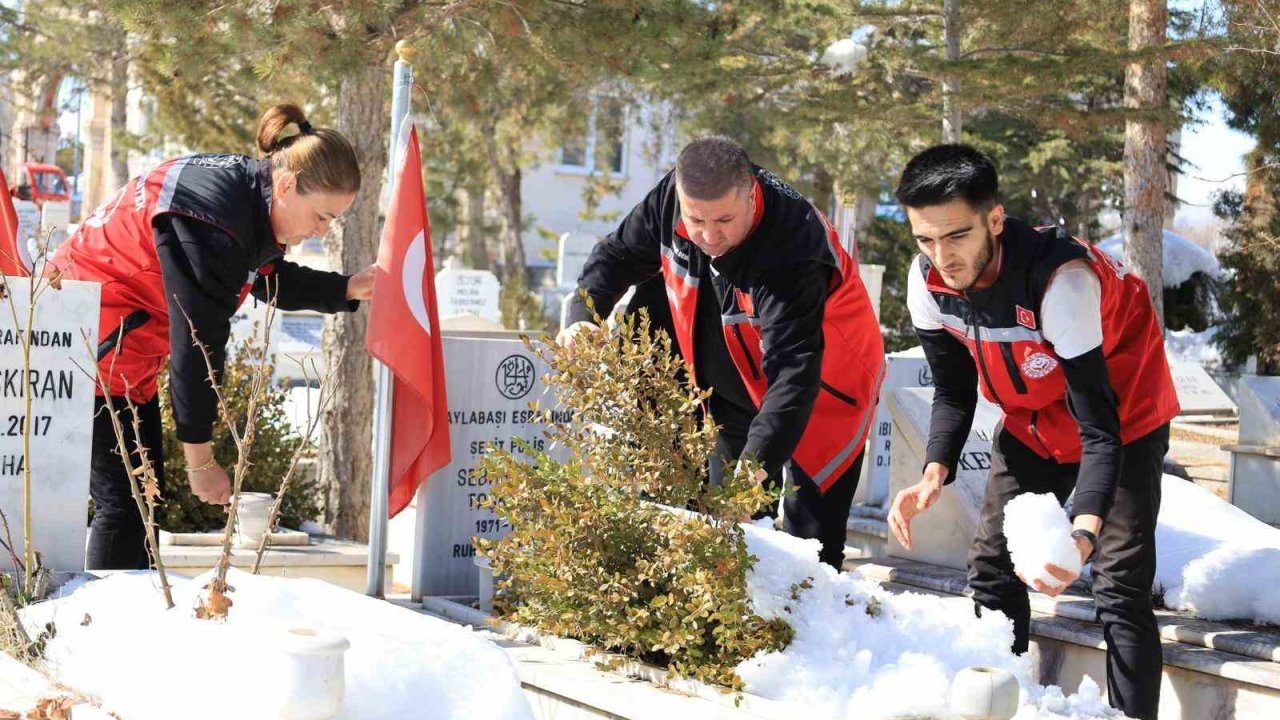Şehit kabirleri bayram öncesi ziyaret ediliyor
