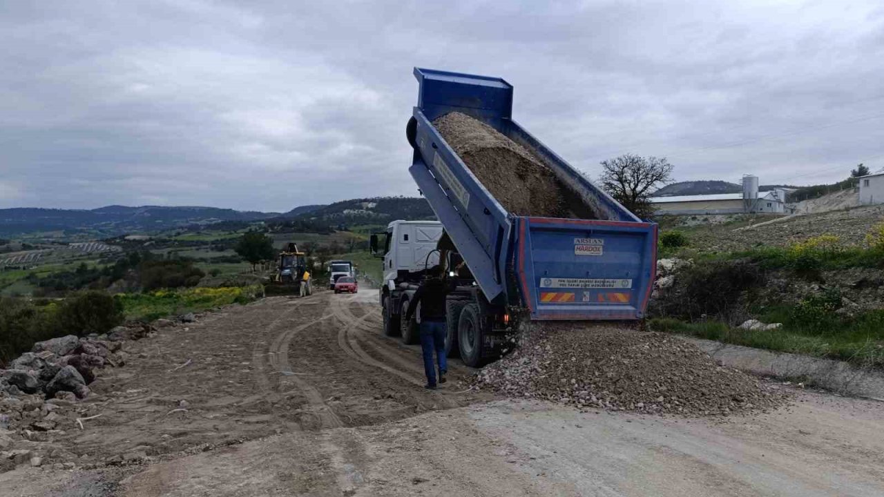 Selendi-Kula eski yolu yeniden trafiğe açıldı