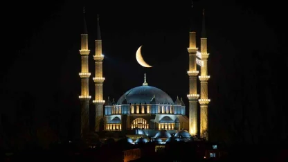 Selimiye’nin üzerinde hilal büyüledi