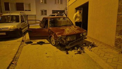 Sevgilisinden ayrılan genç sokak ortasında aracını parçaladı