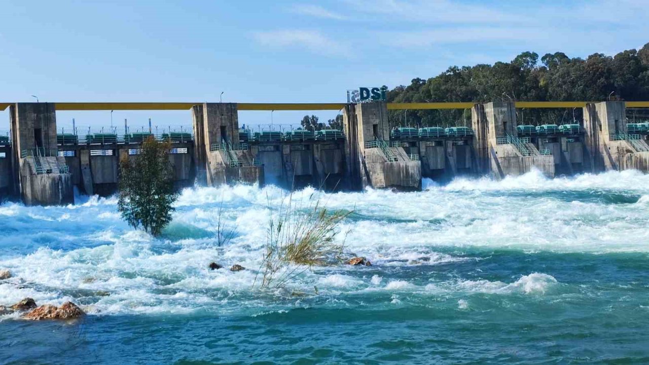 Seyhan Barajı’nda kapaklar açıldı: Çağlayan sular Seyhan Nehri ile buluştu