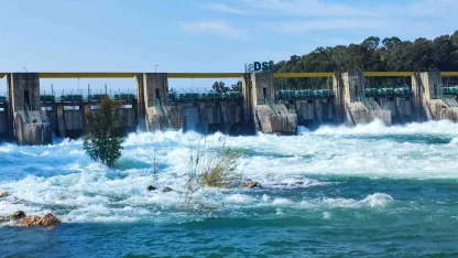 Seyhan Barajı’nda kapaklar açıldı: Çağlayan sular Seyhan Nehri ile buluştu