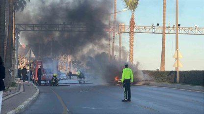 Seyir halindeki otomobil alev alev yandı: 2 kişi son anda kurtuldu