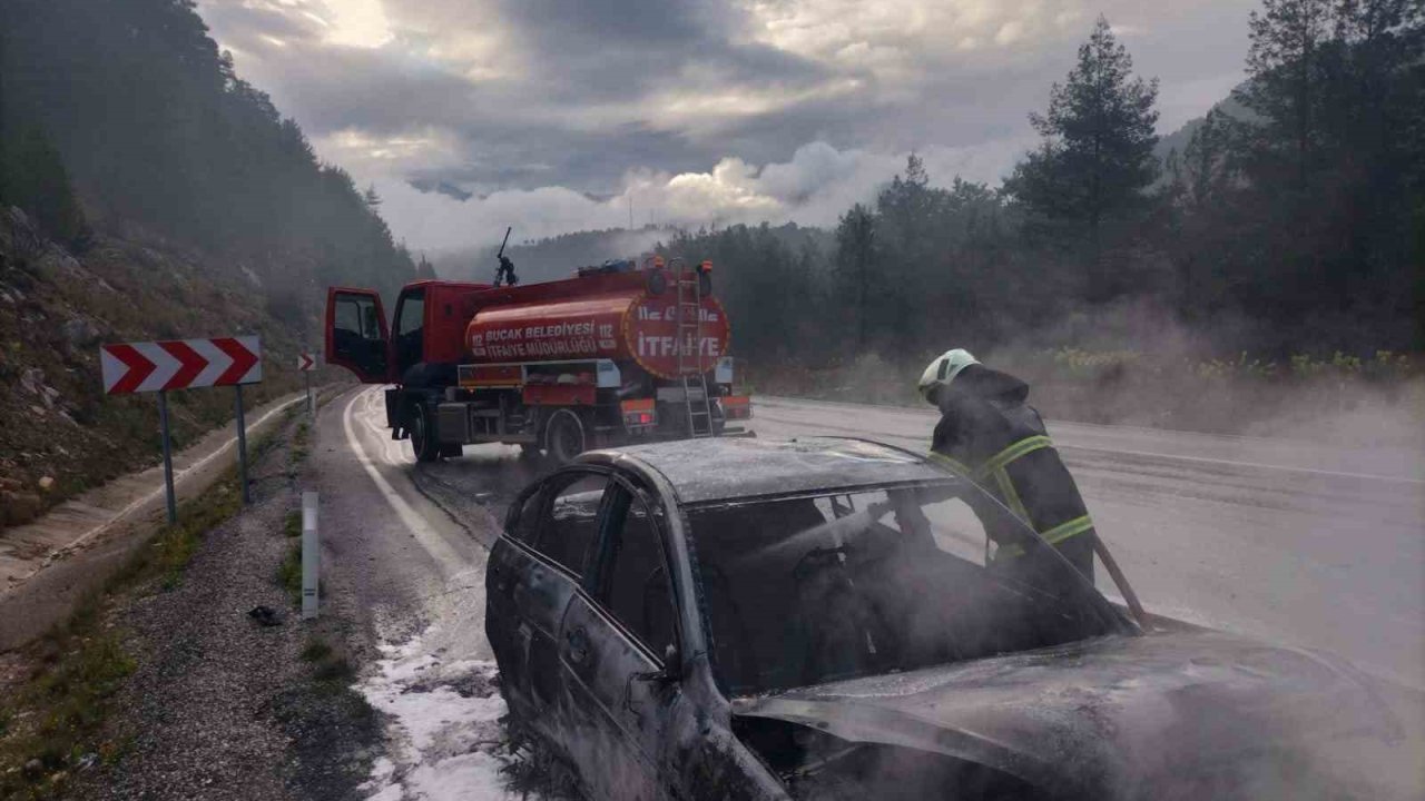 Seyir halindeyken yanan araç kullanılmaz hale geldi