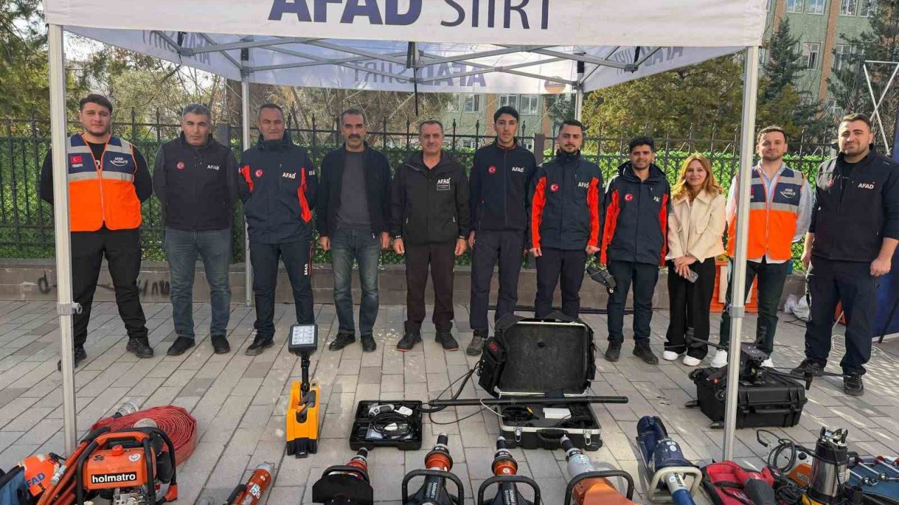 Siirt’te AFAD ekipleri Deprem Haftası’nda vatandaşları bilgilendirdi