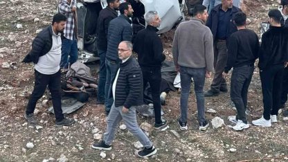 Siirt’te devrilen otomobil hurdaya döndü: 3 ağır yaralı