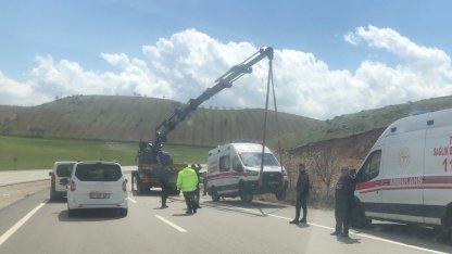 Siirt’te hasta taşıyan ambulans devrildi