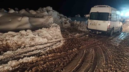 Siirt’te kar ve heyelan ulaşımı aksattı. Mahsur kalan vatandaşlar kurtarıldı
