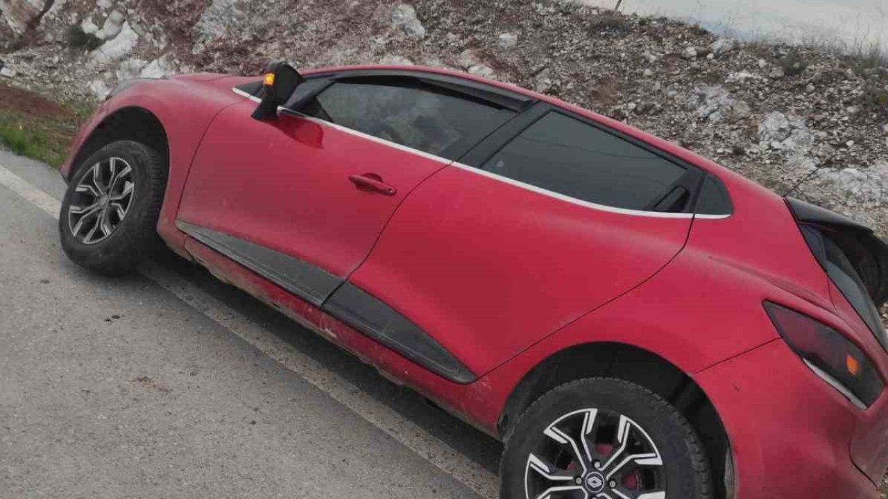 Siirt’te kontrolden çıkan araç askıda kaldı