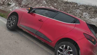 Siirt’te kontrolden çıkan araç askıda kaldı