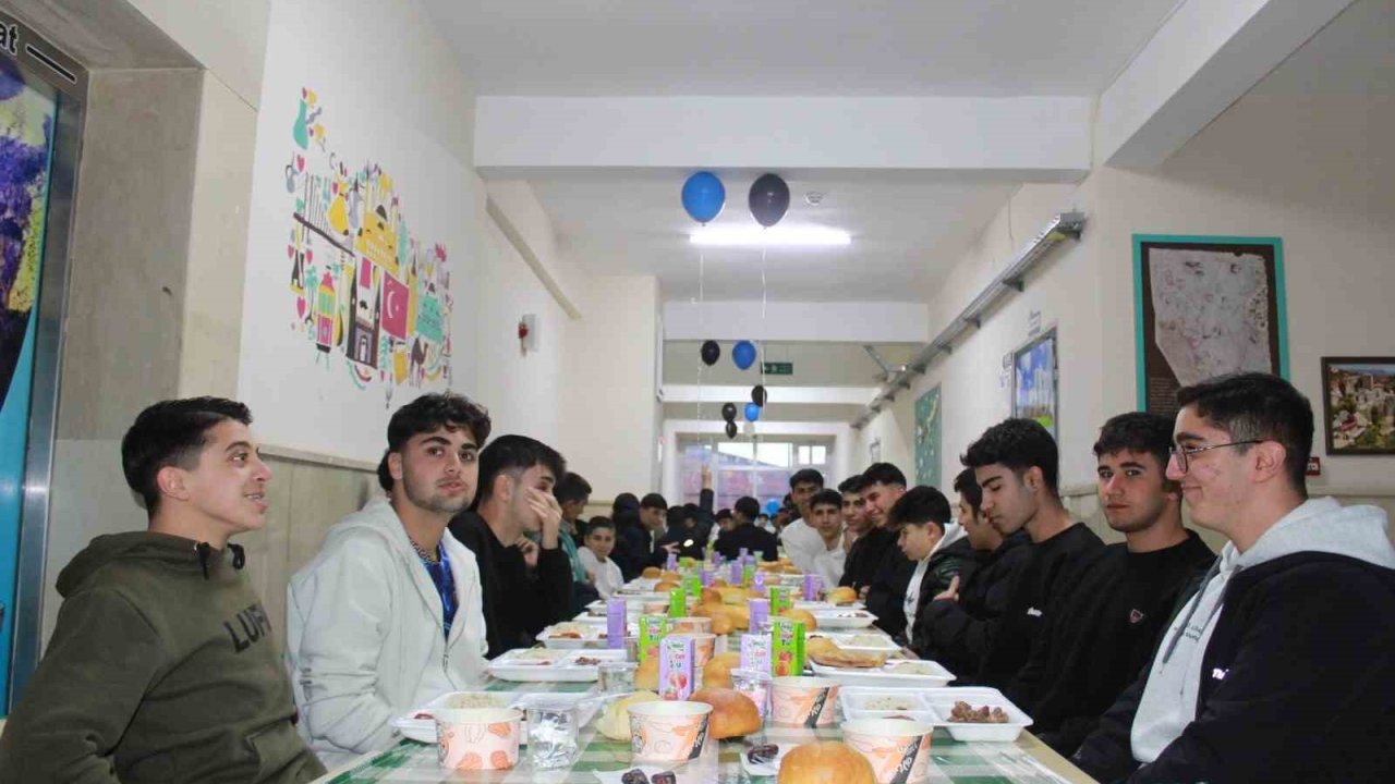 Siirt’te öğrenciler ve öğretmenler iftar sofrasında buluştu