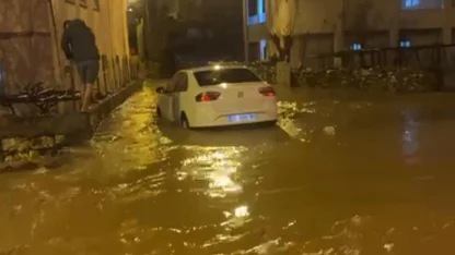 Siirt’te sağanakta göle dönen yollarda araçlar mahsur kaldı