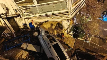 Silivri’de hafif ticari araç 5 metreden aşağı düştü