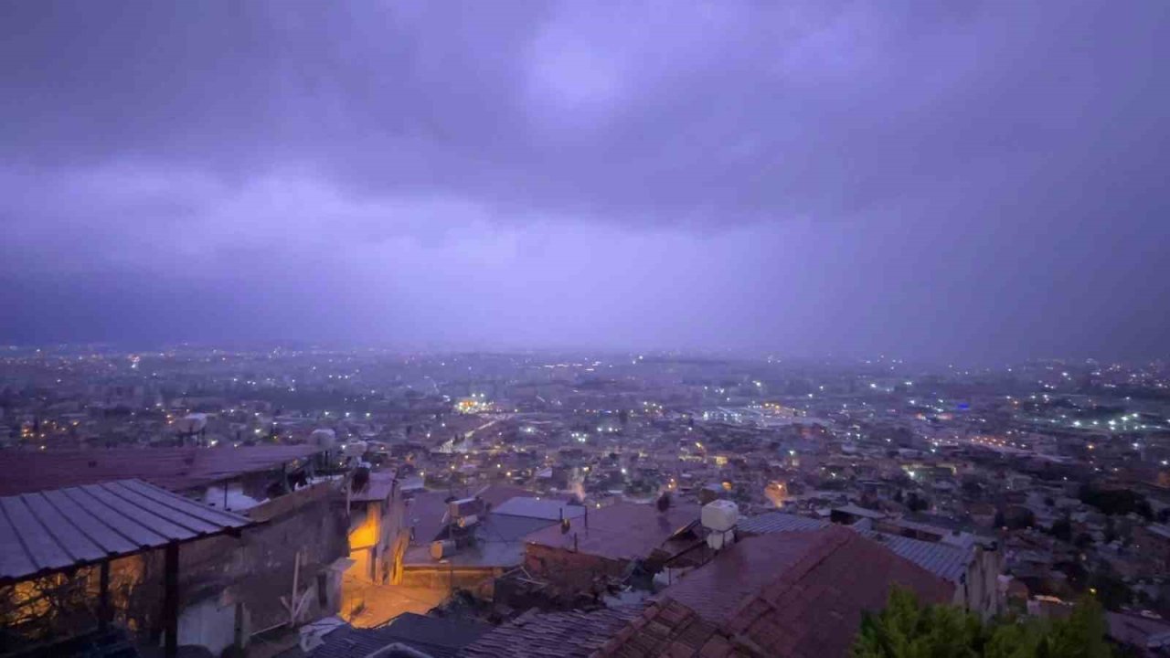 Şimşeklerin geceyi aydınlattığı Hatay’da dolu yağışı yolları göle çevirdi