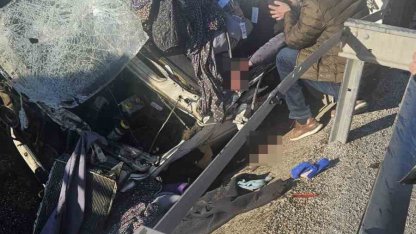 Sivas’ta ticari araç bariyere çarptı: 1 yaralı