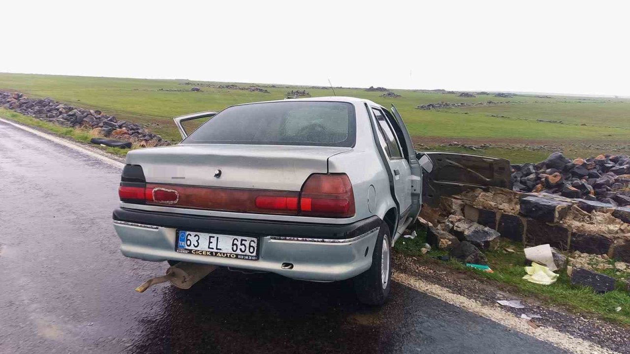 Siverek’te otomobil köprü duvarına çarptı: 5 yaralı