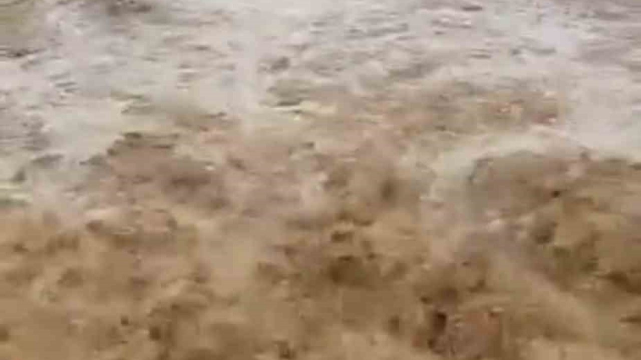 Siverek’te sağanak yağış sele neden oldu