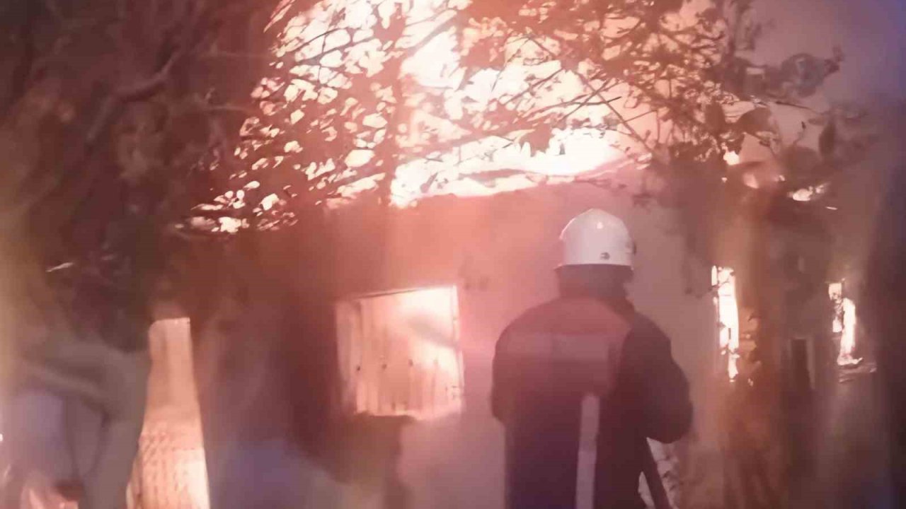 Sobadan çıkan yangın evi kül etti