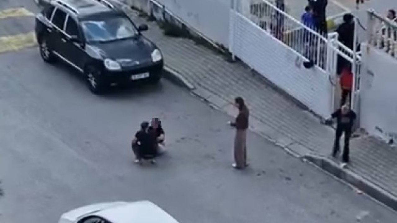 Sokak ortasında karısını dövdü, okuldaki çocuklar izledi