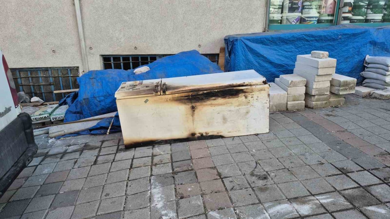 Sultangazi’de çıkan yangında zabıta ekibinin anonsu binayı boşalttı