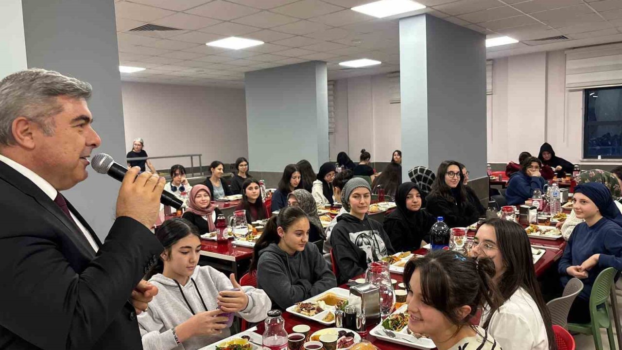 Sünnetci, iftar programında öğretmen ve öğrenciler ile bir araya geldi