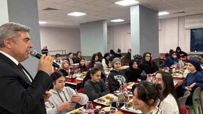 Sünnetci, iftar programında öğretmen ve öğrenciler ile bir araya geldi