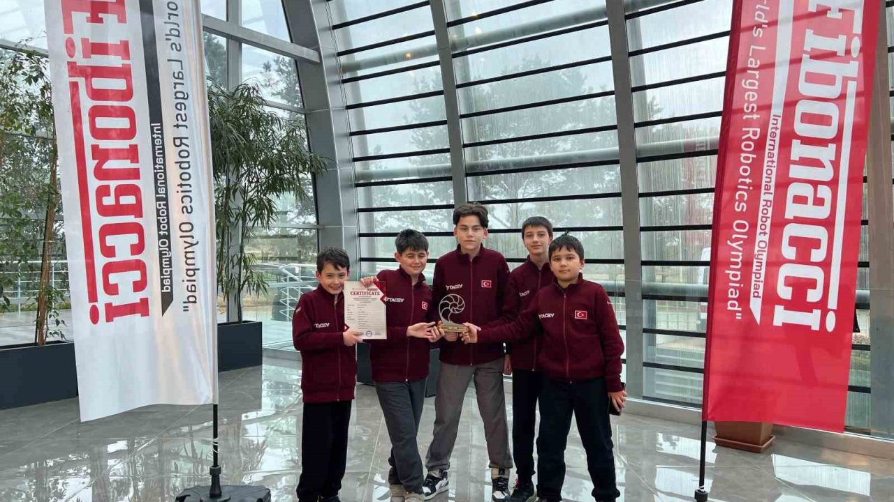 TACEV öğrencileri, robotik olimpiyatlarında Türkiye ikincisi oldu