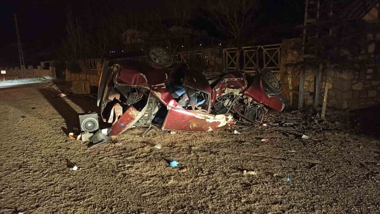 Takla atan otomobil hurdaya döndü, 2 kişi ağır yaralandı