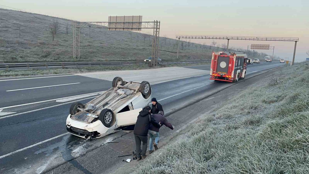 Takla atan otomobildeki 3 arkadaş emniyet kemeri sayesinde yara almadan kurtuldu