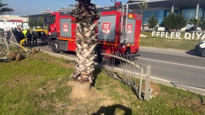 Taksi bariyerlere çarpıp takla attı: 2 yaralı