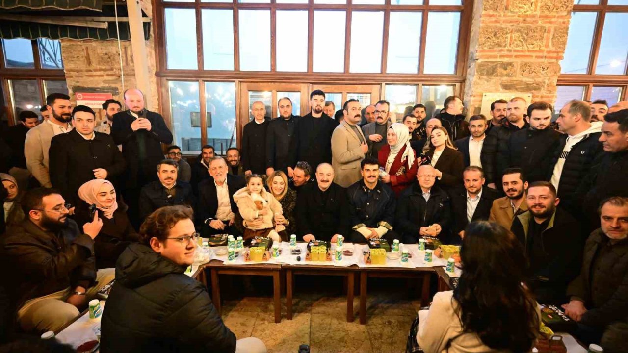 Tarihi Abdal Meydanı’nda binler sahur sofrasında buluştu: Varank’tan birlik mesajı