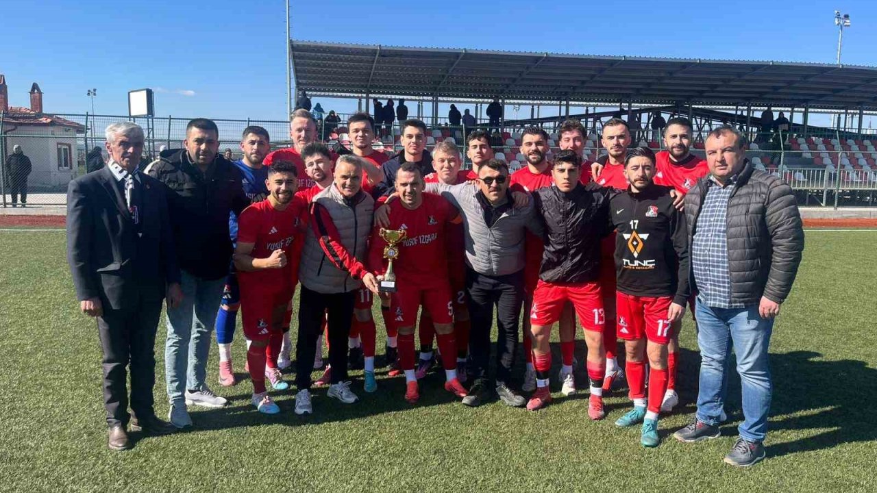 Tavşanlı Demirbilekspor kupasını aldı