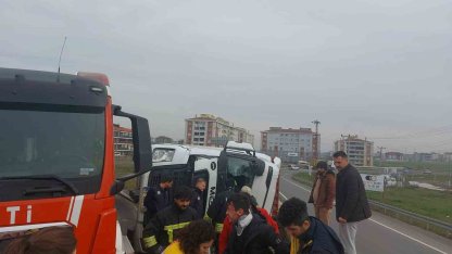 Tekirdağ’da virajı alamayan tır devrildi