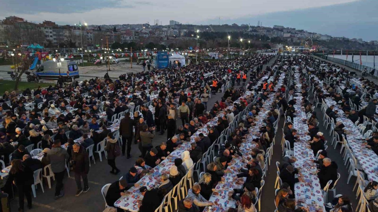 Tekirdağ’ın en büyük iftar sofrası: 8 bin kişi aynı anda orucunu açtı