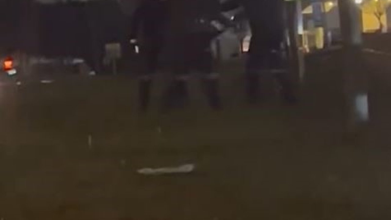 Telefon çalan adam E-5’e kaçtı, bekçiler minibüse binerek kovaladı