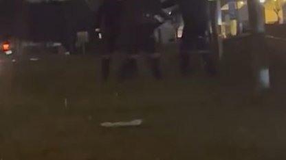 Telefon çalan adam E-5’e kaçtı, bekçiler minibüse binerek kovaladı