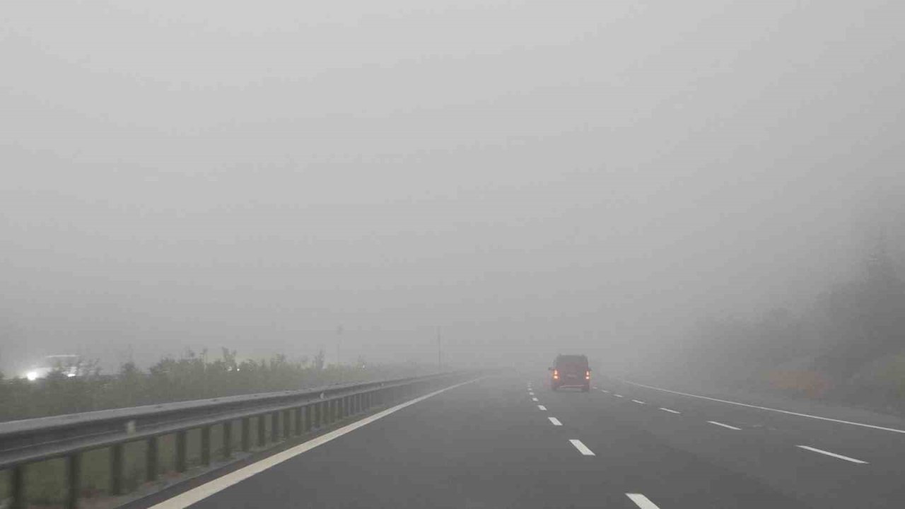 TEM Otoyolu Düzce geçişinde yoğun sis etkili oluyor