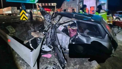 TEM’de bariyere çarpan otomobil parçalandı: 2 ağır yaralı